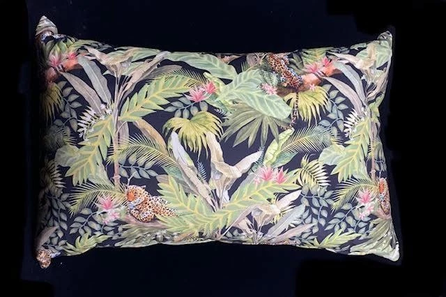 Melting Pot Amsterdam Kussen Delano Velvet Green/Black 60x40cm Incl Binnenkussen 5 Melting Pot Amsterdam Kussen Delano Velvet Green/Black 60x40cm Incl Binnenkussen