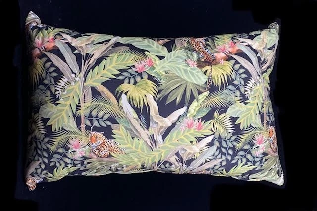 Melting Pot Amsterdam Kussen Delano Velvet Green/Black 60x40cm Incl Binnenkussen 3 Melting Pot Amsterdam Kussen Delano Velvet Green/Black 60x40cm Incl Binnenkussen